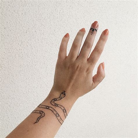 snake wrist tatoo